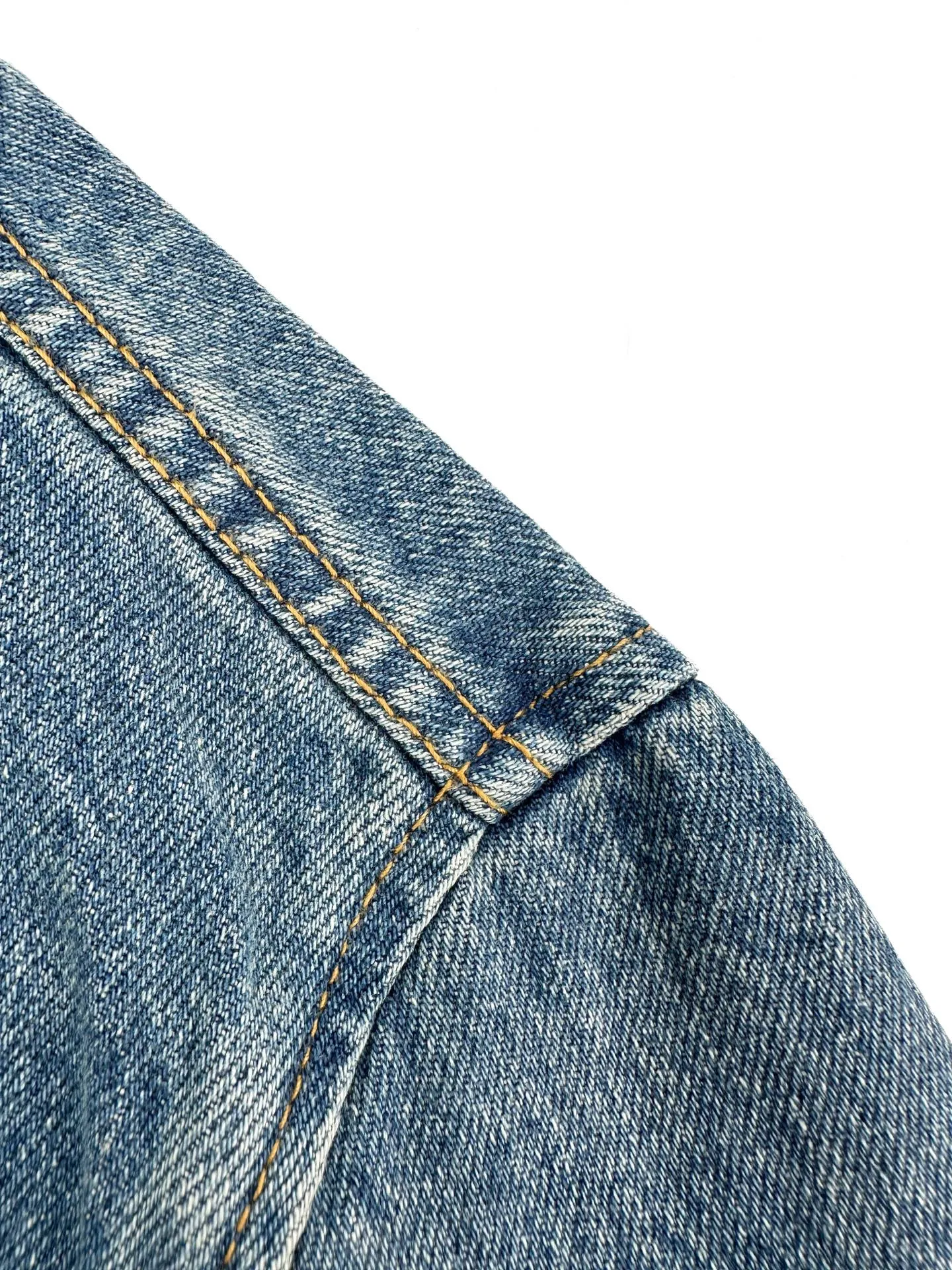 AP 265 Ami Paris embroidered denim jacket. Customized French mist washed denim. Stiff and stylish. Comfortable and soft. Made of distressed matte blue. The color is clear and elegant. Comes with soft light filter. Gold Brown love logo embroidery on the chest pocket looks like a gilt luxury seal. Low-key brand recognition. Vertical pockets on both sides hide practical ingenuity. Hem and cuffs are neatly trimmed with top-stitched edges. Retro workwear style is natural. The low-key decoration of the Cowhide Leather card on the back reveals French craftsmanship in the details. French relaxation and street elegance coexist and blend, creating a calm and graceful elegant family style. Process 1: Using imported machine embroidery technology. Using advanced computer control systems and precision mechanical components to achieve Ami love embroidery work with high precision and smooth and delicate lines. Process 2: Stone grinding, light fermentation, peeling, bleaching and softening. The mutual friction between pumice and clothing causes wear and fading effects on the surface of the denim. The combination of pulling and bleaching allows the clothing to produce a certain texture and stretching effect while bleaching. Process 3: Fried snowballs. Fried salt. Specially prepared corresponding solution. Add a certain amount of dye. Soak the denim material in it to absorb the solvent. Then scrub and dry to further fade and oxidize. Accessories: Customized 1:1 Ami zipper. Customized 1:1 Ami I-shaped buckle. Customized 1:1 Ami. Cowhide Leather playing cards customized 1:1 Ami trademark version: loose version Size: S M L XL Style number: BB 877